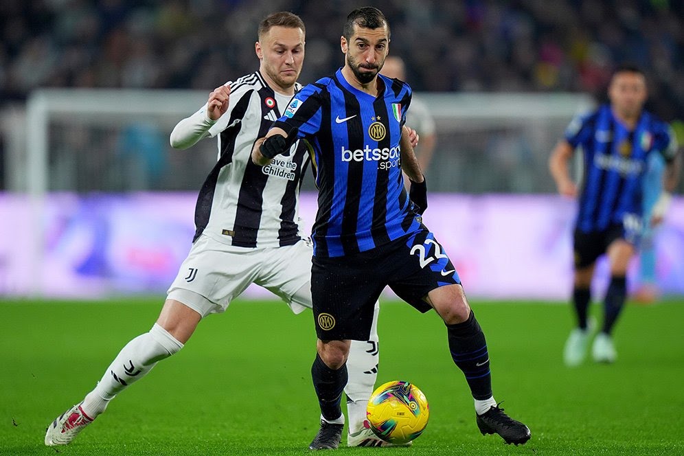 Henrikh Mkhitaryan dikawal Teun Koopmeiners di laga Juventus vs Inter Milan, Serie A 2024/2025.