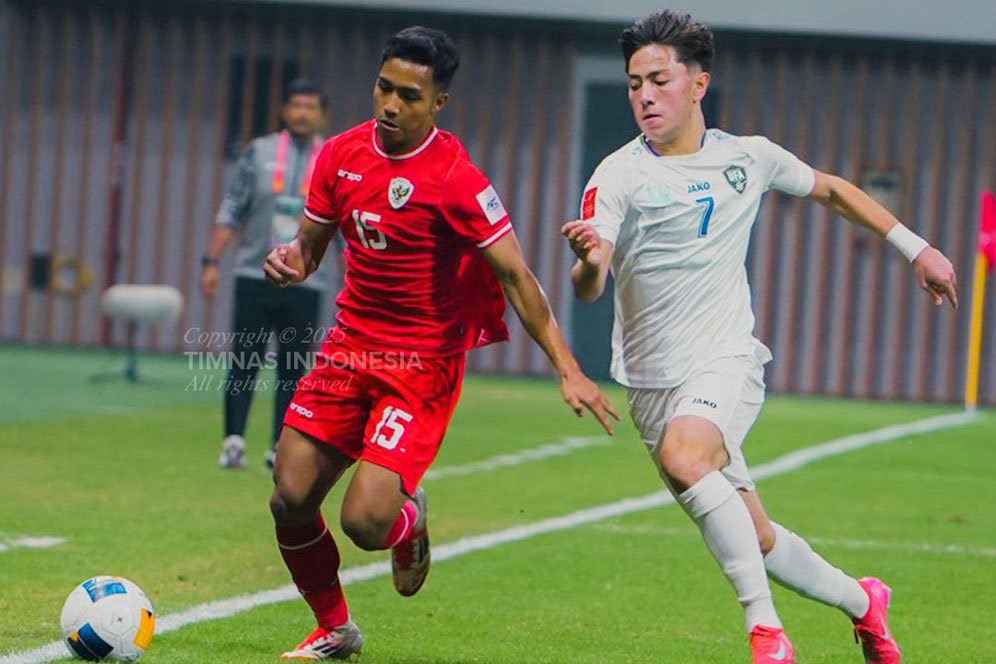 Marselinus Ama Ola berebut bola lawan Daler Tukhsanov di laga Indonesia U-20 vs Uzbekistan U-20, Minggu (16/2/2025).