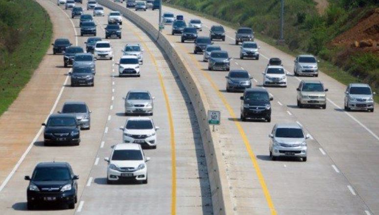 Sejumlah kendaraan melintasi jalan tol dengan skema one way untuk mengurai kepadatan arus mudik.