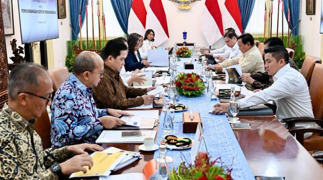 Presiden Prabowo Subianto menggelar rapat terbatas dengan sejumlah jajaran Menteri Kabinet Merah Putih di Istana Merdeka, Jakarta, pada Senin (17/2/2025).