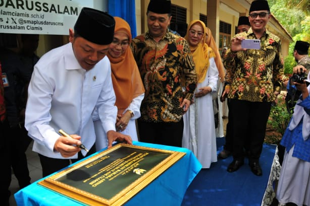 Wamendikdasmen Fajar Riza Ul meresmikan pusat kemahiran bahasa asing di SMA Plus Darussalam Ciamis. (Dok/Kemendikdasmen)