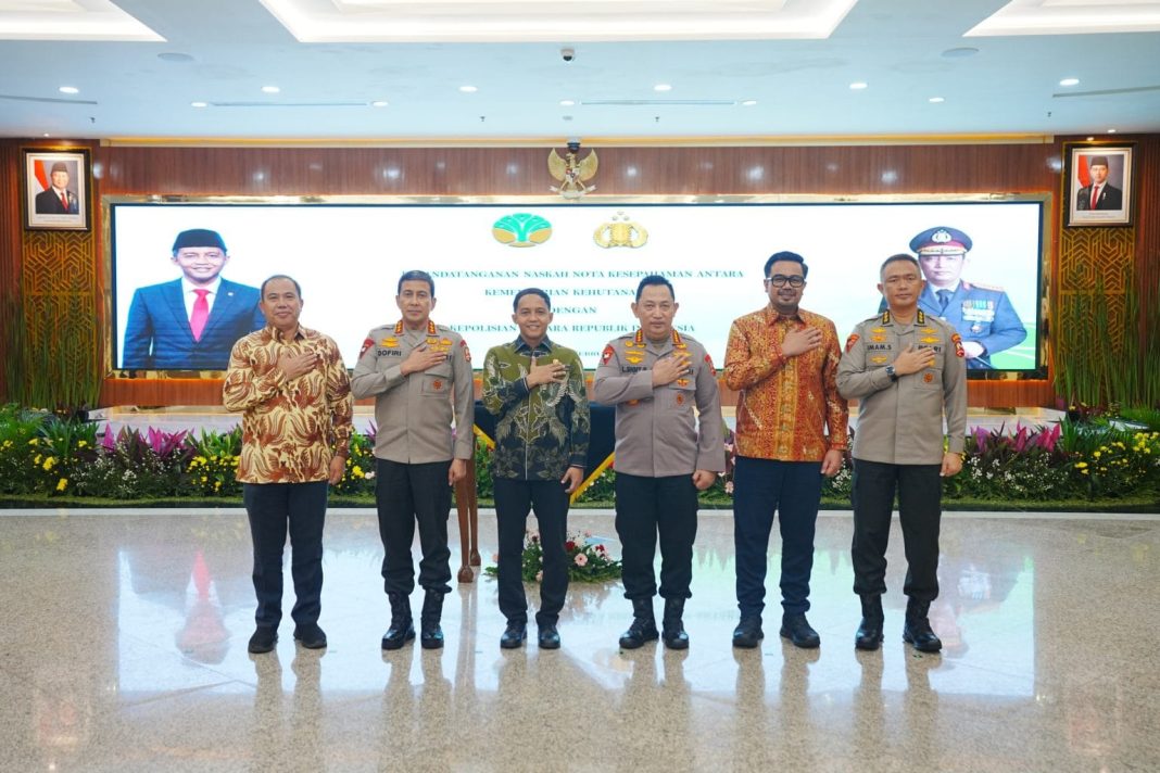 Kapolri dan Menteri Kehutanan dalam pertemuan resmi terkait perpanjangan MoU di Rupatama, Jakarta, Senin (17/2/2025).