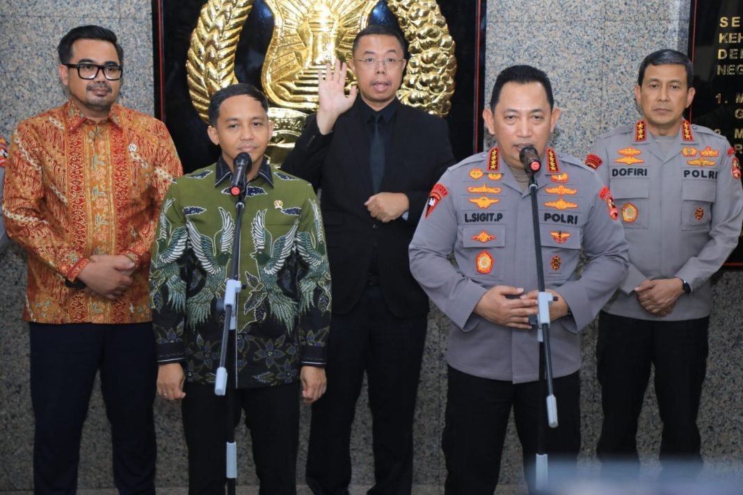 Kapolri Jenderal Polisi Listyo Sigit Prabowo saat memberikan keterangan terkait persiapan arus mudik Lebaran 2025 di Jakarta, Senin (17/2/2025).