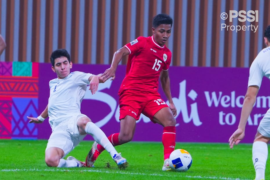 Aksi Marselinus Ama Ola dalam laga Grup C Piala Asia U-20 2025 antara Timnas Indonesia U-20 vs Uzbekistan U-20 di Shenzen Youth Football Training Base Centre Stadium, Minggu (16/2/2025). (Dok/PSSI)