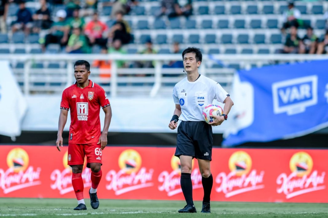 Seorang wasit asing memimpin pertandingan Liga 1 2024/2025.