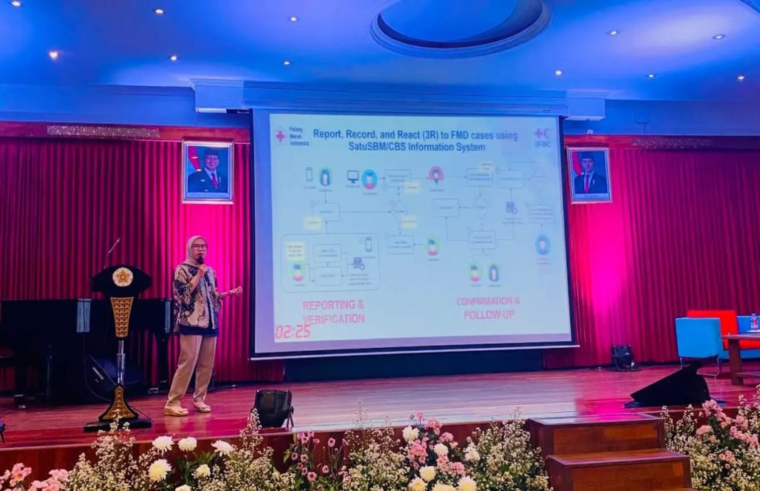 Eka Cahya Wulansari, Kepala Divisi Kesehatan dan Sosial PMI, memimpin presentasi tentang penguatan deteksi dan aksi dini penanggulangan penyakit di Konferensi GAMA-ICTM 2025, Yogyakarta. (Dok/PMI)