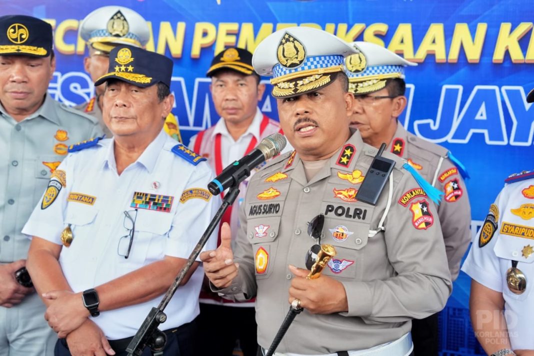 Kakorlantas Polri Irjen Pol Agus Suryonugroho memberikan keterangan pers terkait Operasi Keselamatan 2025 di Terminal Pulo Gebang, Jakarta Timur, Senin (17/2/2025).