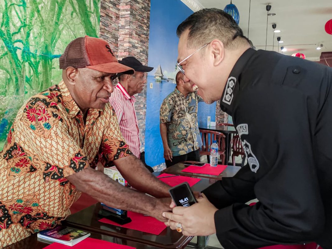 Kasatgas Humas Ops Damai Cartenz 2025 Kombes Pol Yusuf Sutejo SIK MT berinteraksi dengan salah satu tokoh masyarakat dalam pertemuan di Kota Jayapura, Selasa (18/2/2025).