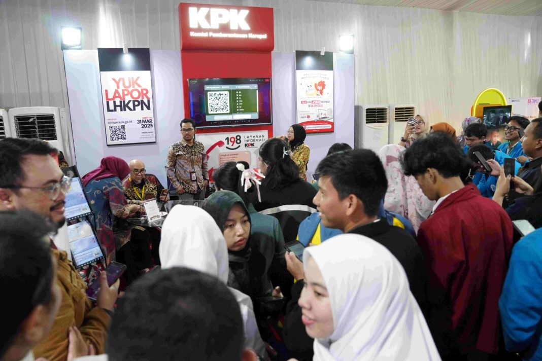 Pengunjung memadati stan KPK dalam Pameran Kampung Hukum 2025 di Jakarta, Selasa (18/2/2025).