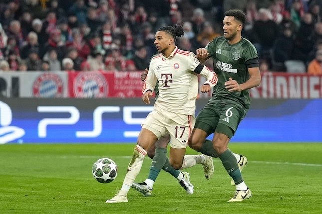 Michael Olise dikawal lawan di laga Bayern Munchen vs Celtic, Liga Champions 2024/2025.