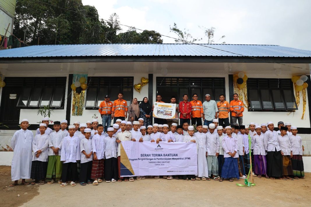 Serah terima ruang kelas baru dari pimpinan PT AR kepada Kepala Sekolah MTs Swasta Mardhatillah di Angkola Barat, Tapsel-Sumut pada hari Jumat (14/2/2025).