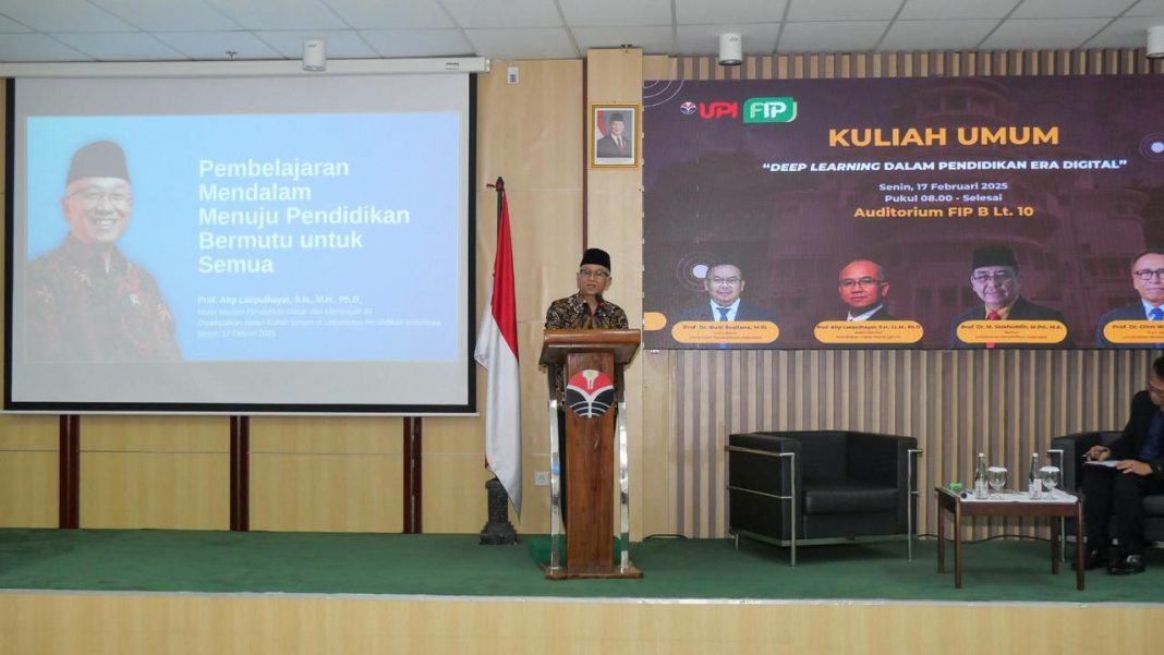 Wamendikdasmen Atip Latipulhayat memberikan kuliah umum di Auditorium Fakultas Ilmu Pendidikan UPI, Senin (17/02/2024).