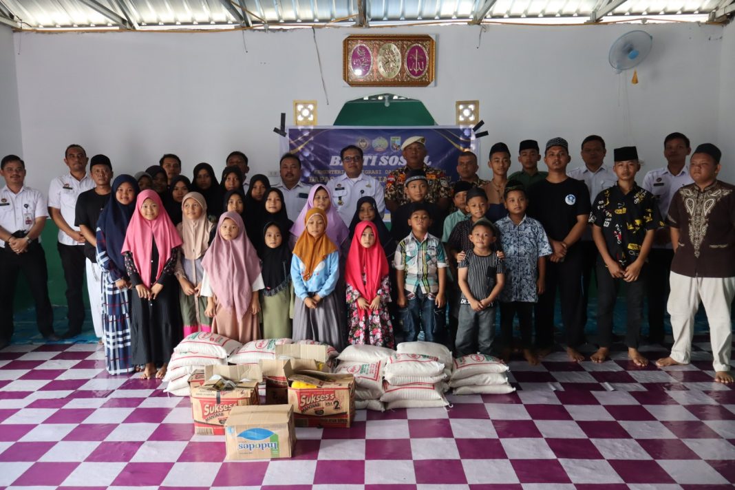 Kalapas Kelas IIA Pancurbatu, Tribowo, bersama Ketua GM FKPPI, CV Aurel Barus, pejabat struktural, serta anak-anak Rumah Yatim Pemuda Hijrah Desa Namo Pecawir saat penyerahan bantuan sosial, Rabu (19/02/2025).