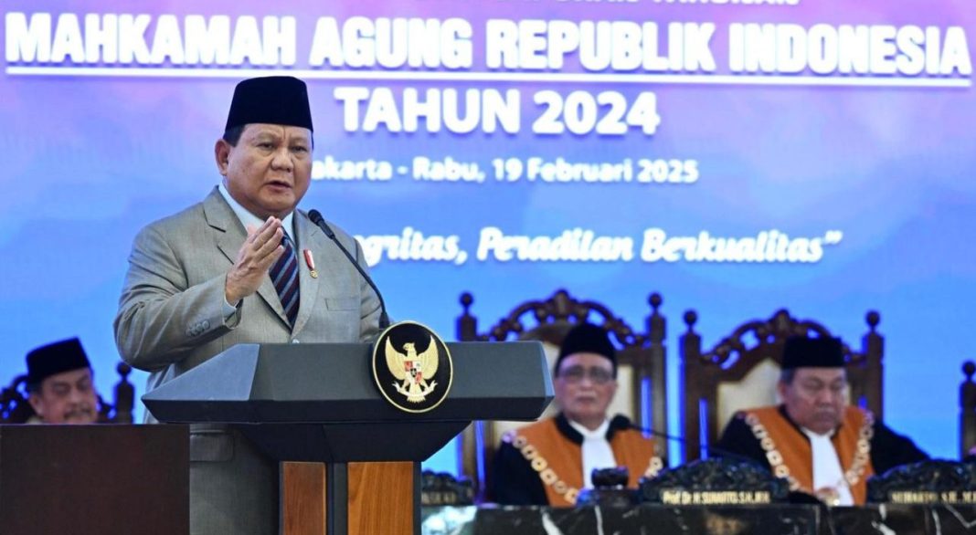 Presiden Republik Indonesia, Prabowo Subianto, menghadiri Sidang Istimewa Laporan Tahunan Mahkamah Agung Republik Indonesia Tahun 2024 di Gedung Mahkamah Agung, Jakarta, Rabu (19/2/2025).