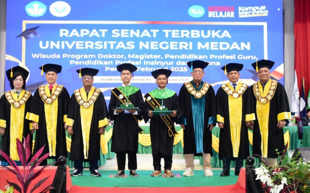 Rektor Universitas Negeri Medan (Unimed) Prof Dr Baharuddin ST MPd dan Ketua Senat Prof Syawal Gultom serta yang lainnya foto bersama saat wisuda lulusan Unimed di kampus, Rabu (19/2/2025). (Dok/Unimed)