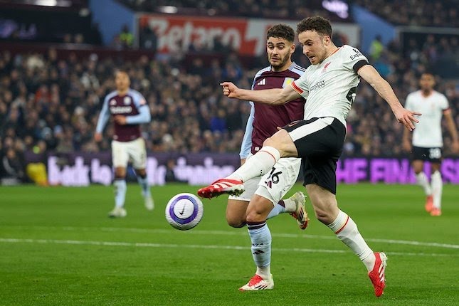 Diogo Jota dikawal lawan di laga Aston Villa vs Liverpool, Premier League 2024/2025.