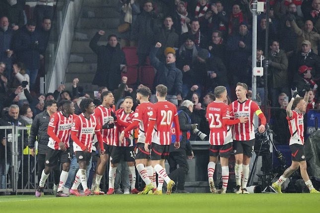 Pemain PSV Eindhoven merayakan gol ke gawang Juventus di Liga Champions 2024/2025.