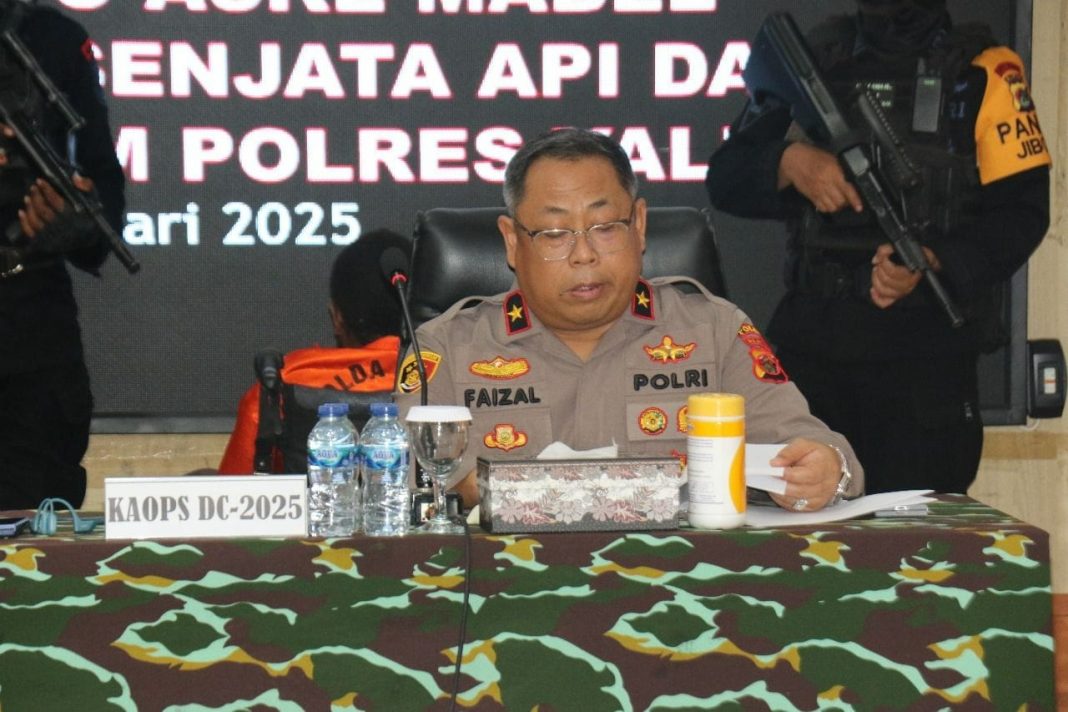 Kepala Operasi Damai Cartenz 2025, Brigjen Pol Faizal Ramadhani, memberikan keterangan pers terkait penangkapan disertir polisi berinisial AM di Kabupaten Yalimo, Papua Pegunungan.