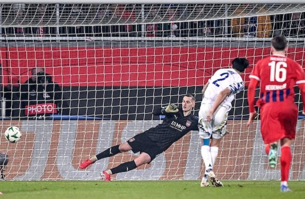 Momen gol penalti Kevin Diks di laga Heidenheim vs FC Copenhagen, Liga Konferensi 2024/2025.