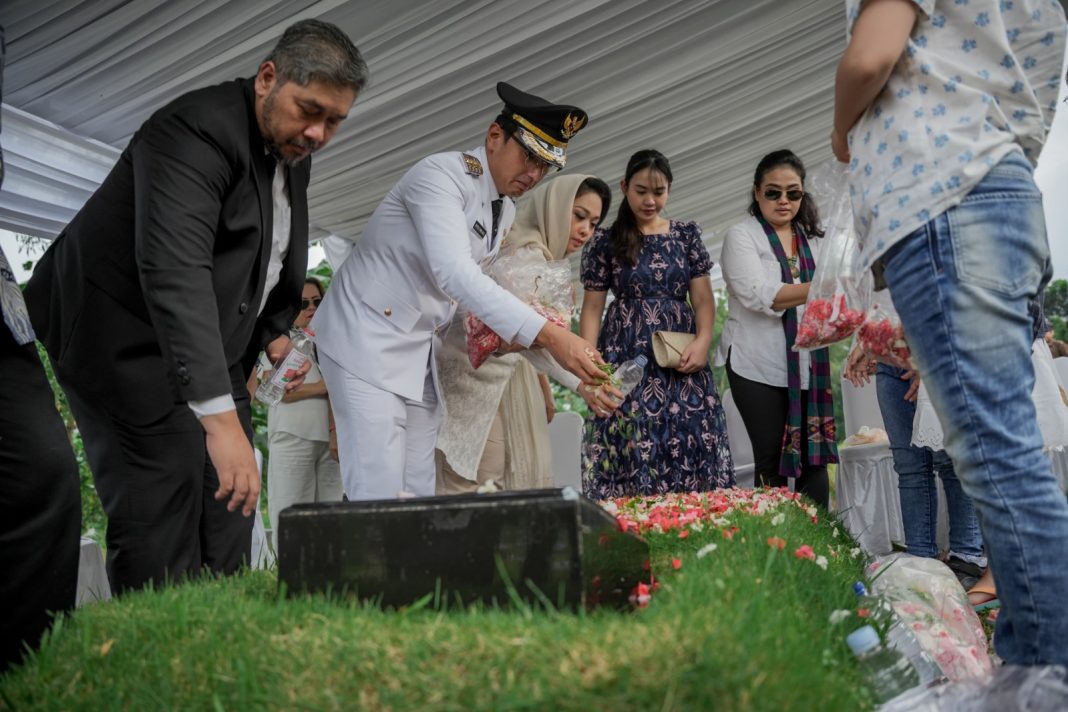 Usai dilantik secara resmi, Wali Kota Medan Rico Waas didampingi istri tercinta Ny Airin Rico Waas langsung berziarah ke makam almarhum ayahandanya di TPU Pondok Rangon Cipayung Jakarta Timur, Kamis (20/2/2025). (Dok/Humas)