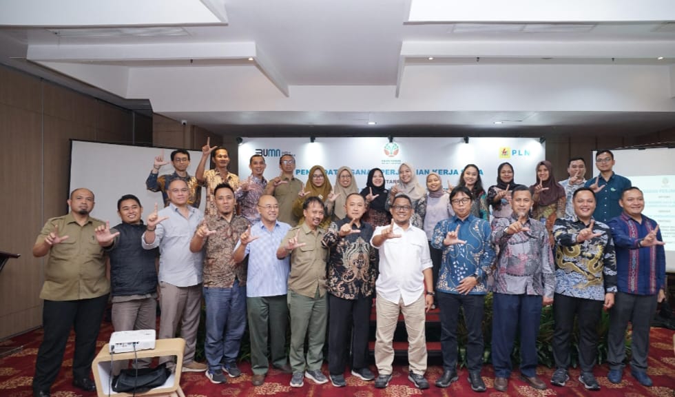 PT PLN UIP Sumbagut menjalin kerja sama strategis dengan Balai Konservasi Sumber Daya Alam Sumatera Barat, Direktorat Jenderal Konservasi Sumber Daya Alam dan Ekosistem, Kementerian Lingkungan Hidup dan Kehutanan dan foto bersama di Bogor, Senin (17/2/2025). (Dok/PLN)