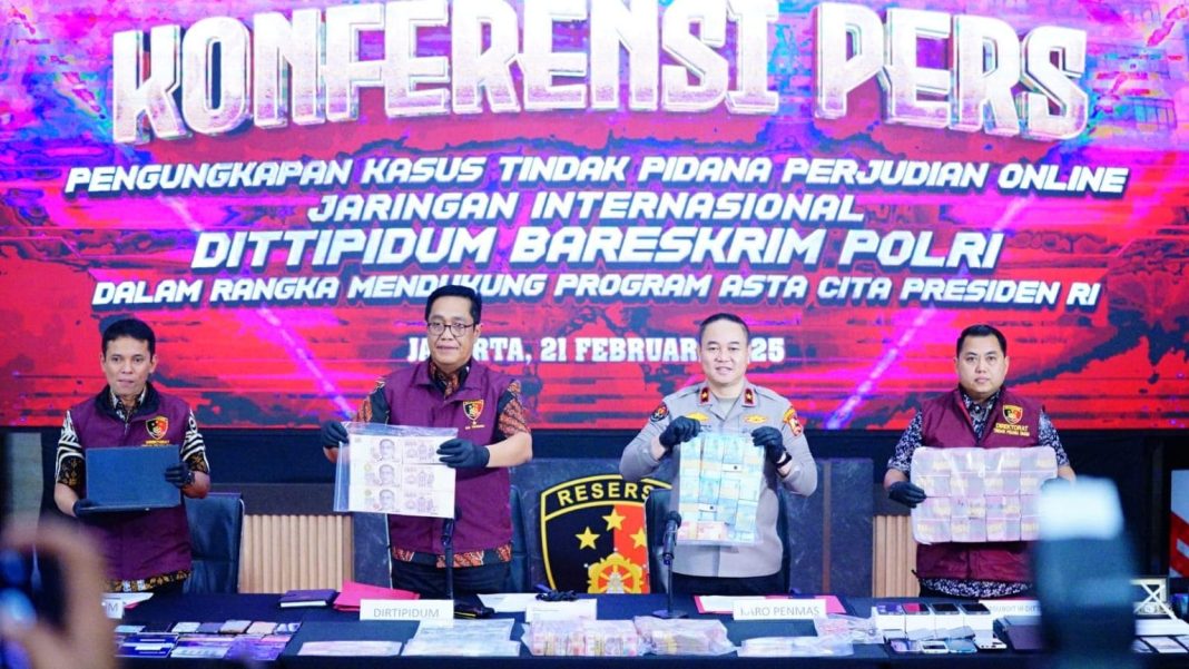 Ditipidum Bareskrim Polri memaparkan barang bukti hasil pengungkapan jaringan internasional judi online 1XBET dalam konferensi pers di Jakarta, Jumat (21/2/2025).