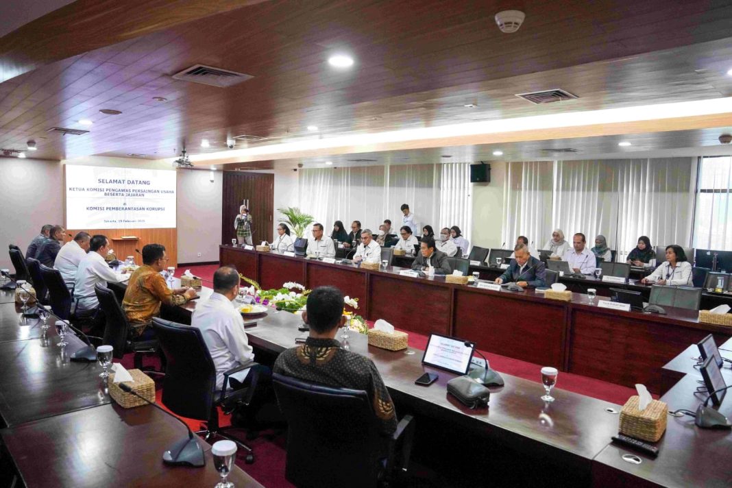 Ketua Komisi Pemberantasan Korupsi (KPK) Setyo Budiyanto bersama jajaran menerima kunjungan Ketua Komisi Pengawas Persaingan Usaha (KPPU) M Fanshurullah Asa beserta tim dalam audiensi pembaruan nota kesepahaman (MoU) di Gedung Merah Putih KPK, Jakarta, Rabu (19/2/2025).