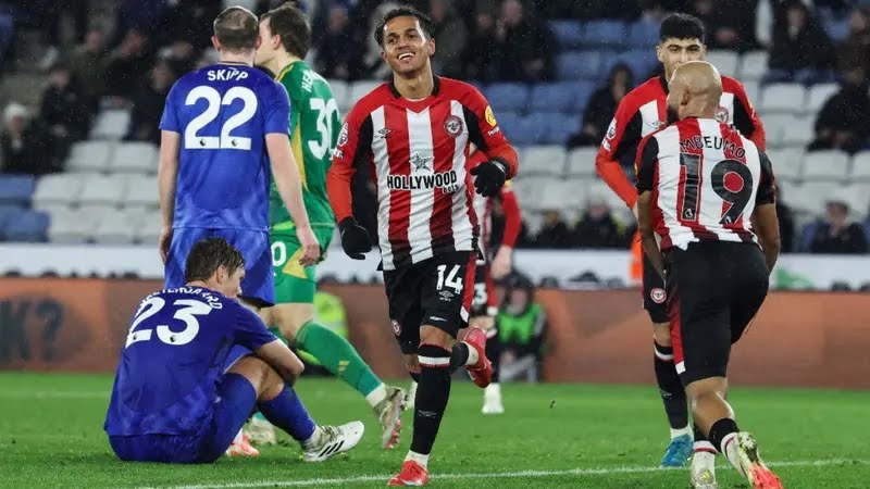 Gelandang asal Portugal #14, Fabio Carvalho (C), dari Brentford merayakan gol keempatnya bagi pengendara dalam pertandingan Liga Primer Inggris antara Leicester City dan Brentford di Stadion King Power di Leicester, Inggris bagian tengah, Sabtu dini hari WIB.