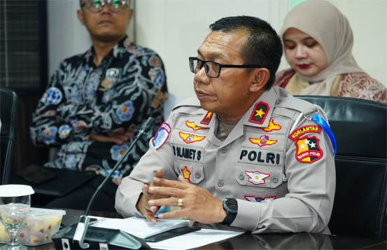 Dirgakkum Korlantas Polri Brigjen Pol Raden Slamet Santoso saat memberikan keterangan pers mengenai penambahan buffer zone di pelabuhan untuk kelancaran arus mudik Lebaran 2025, Jumat (21/2/2025).