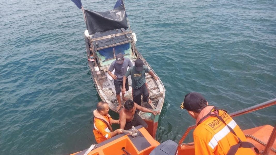 Tim SAR gabungan dari Basarnas dan Posal Tanjung Medang mengevakuasi tiga nelayan yang sempat hilang di Perairan Selat Malaka.