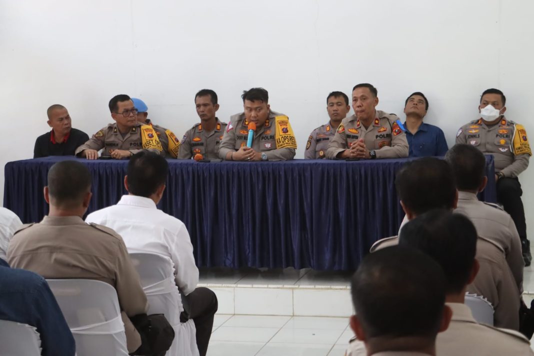 Kapolres Simalungun AKBP Choky Sentosa Meliala perintahkan jajarannya untuk meningkatkan etos kerja dan menjalin kerja sama yang baik kepada seluruh masyarakat, Jumat (21/2/2025). (Dok/Humas Polres Simalungun)