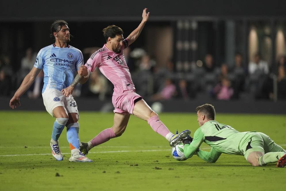 Lionel Messi mencoba mencetak gol tetapi gagal dalam laga Inter Miami vs New York City FC di MLS 2025, Minggu (23/2/2025) WIB.