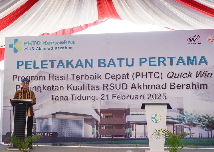 Menteri Kesehatan RI, Budi Gunadi Sadikin, memberikan sambutan dalam acara peletakan batu pertama (groundbreaking) pembangunan RSUD Akhmad Berahim di Kabupaten Tana Tidung, Kalimantan Utara, pada Jumat (21/2/2025).