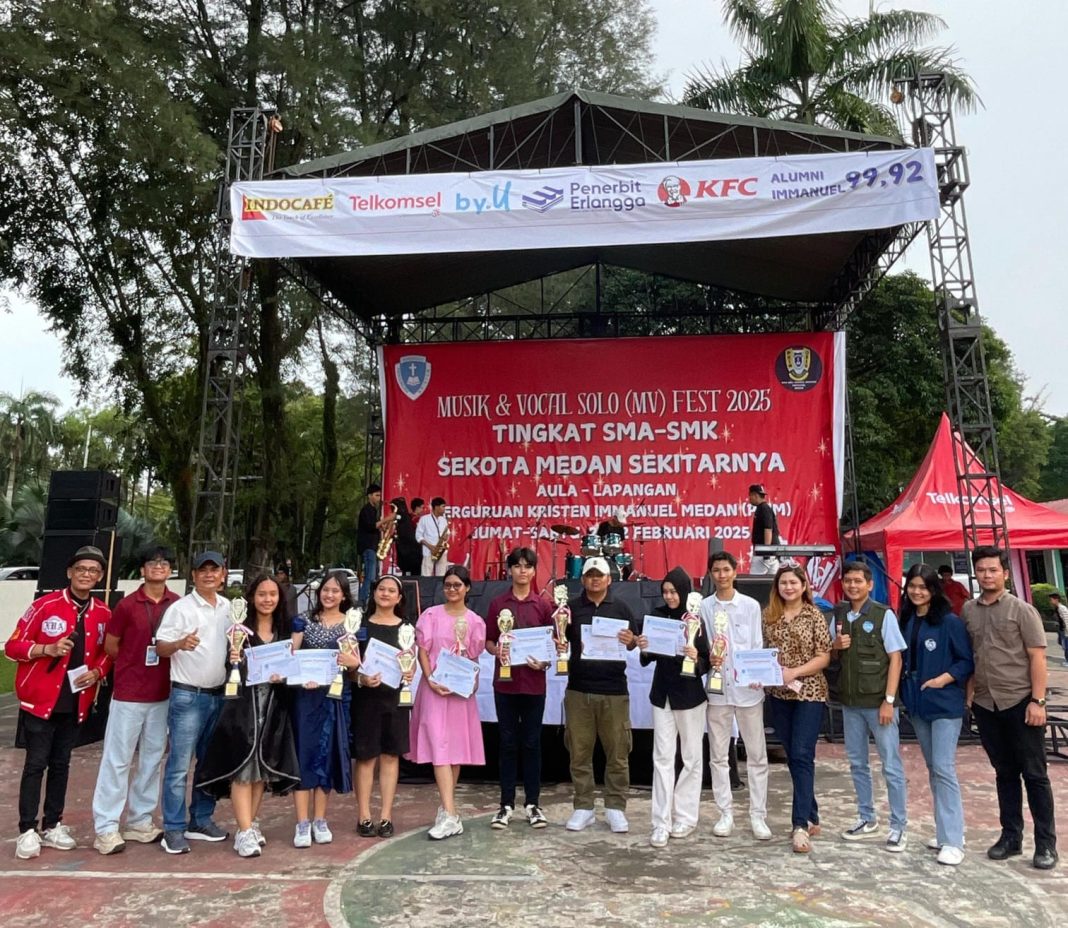 Para juara foto bersama dengan MC acara dan perwakilan Universitas Methodist Indonesia Medan usai menyerahkan piala dan piagam di Lapangan PKIM, Sabtu (22/2/2025). (Dok/GY Simanjuntak)