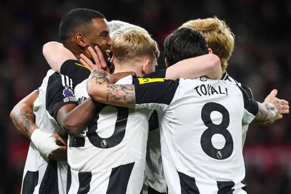 Para pemain Newcastle United merayakan kemenangan.