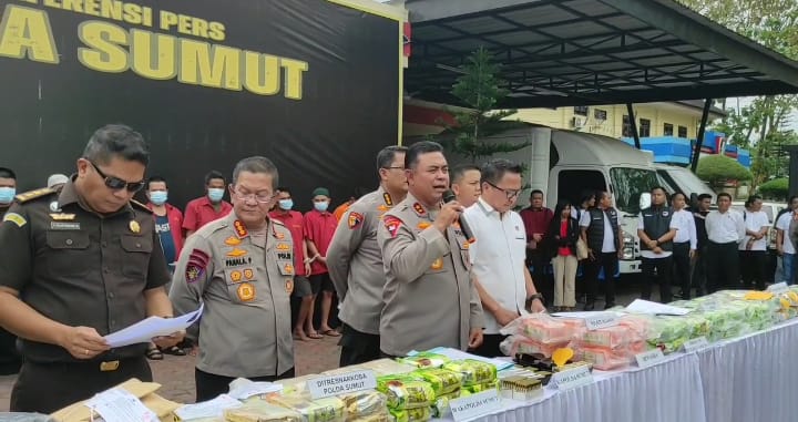 Kapolda Sumut Irjen Pol Whisnu Hermawan Februanto memberikan penjelasan terkait pengungkapan narkoba di Mapolda Sumut, Senin (24/2/2025).