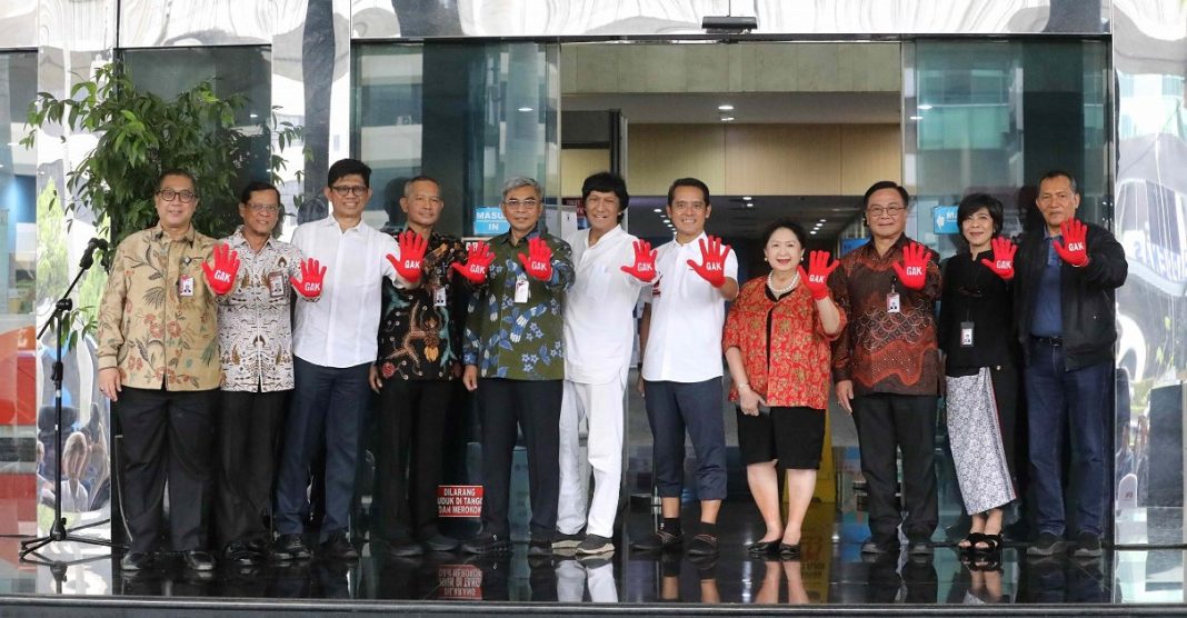 Ketua KPK Setyo Budiyanto bersama akademisi dan pegiat antikorupsi dalam Deklarasi Gerakan Anti Korupsi Lintas Perguruan Tinggi (GAK LPT) di Gedung ACLC KPK, Jakarta, Jumat (21/2/2025).