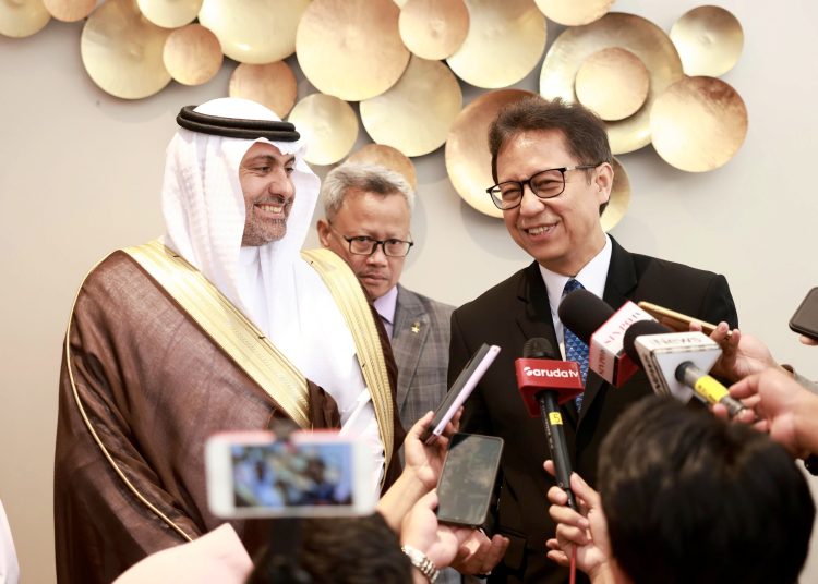 Menteri Kesehatan RI Budi Gunadi Sadikin dan Menteri Kesehatan Arab Saudi Fahad Abdulrahman AlJalajel dalam konferensi pers usai menandatangani MoU kerja sama kesehatan antara Indonesia dan Arab Saudi, Senin (24/2/2025).