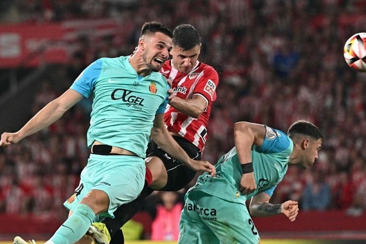 Bek Slovakia, Martin Valjent menyundul bola dalam laga Copa del Rey antara Athletic Club vs Mallorca di Stadion La Cartuja, 6 April 2024.