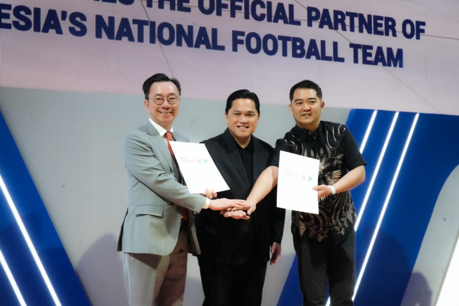 CEO VinFast Asia, Pham Sanh Chau (kiri), Ketua Umum PSSI Erick Thohir (tengah), dan Direktur Utama PT GSI Marsal Masita (kanan) berfoto bersama setelah penandatanganan perjanjian kemitraan VinFast dengan Timnas Indonesia di Jakarta.