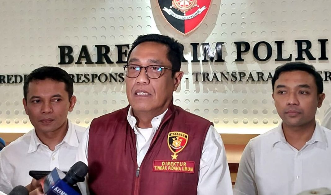 Direktur Tindak Pidana Umum (Dirtipidum) Bareskrim Polri, Brigjen Pol Djuhandhani Rahardjo Puro, memberikan keterangan pers terkait penahanan Kepala Desa Kohod dan tiga tersangka lainnya dalam kasus dugaan penyalahgunaan dokumen proyek pembangunan pagar laut di Tangerang.