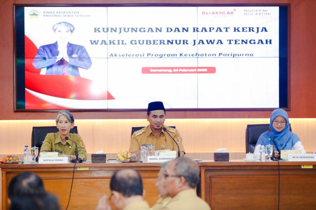 Wakil Gubernur Jawa Tengah Taj Yasin Maimoen (tengah) memimpin rapat kerja percepatan Program Pelayanan Kesehatan Paripurna di Kantor Dinas Kesehatan Provinsi Jawa Tengah, Semarang, Selasa (25/2/2025).