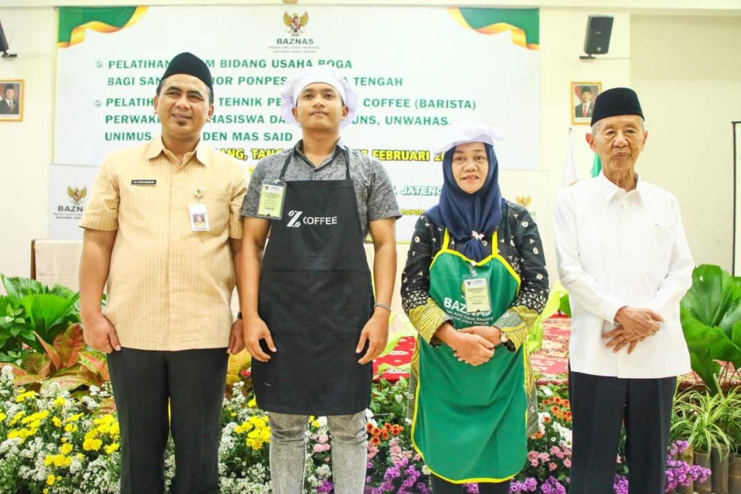 Peserta pelatihan keterampilan boga dan barista berfoto bersama perwakilan Baznas dalam kegiatan yang digelar di Masjid Agung Jawa Tengah.