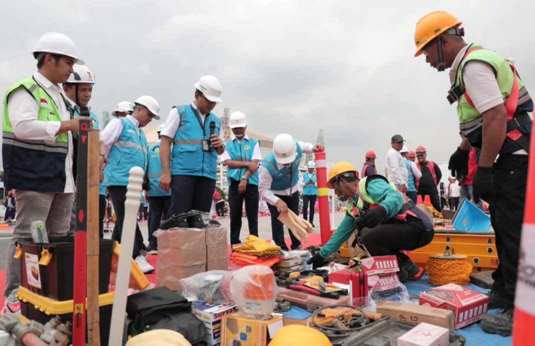 SRM Niaga dan Manajemen Pelanggan Donny Adriansyah saat melakukan pengecekan peralatan kerja bersama dengan Manager Unit Pelaksana Pelayanan Pelanggan di lapangan Astaka, Pancing, Senin (24/2/2025). (Dok/PLN)