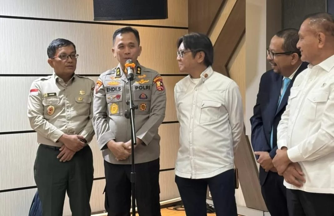 Wakil Asisten Utama (Waastama) Kapolri Bidang Operasi Irjen Pol Endi Sutendi memberikan keterangan pers terkait pengamanan arus mudik dan balik Lebaran 2025, didampingi perwakilan instansi terkait, Selasa (25/2/2025).