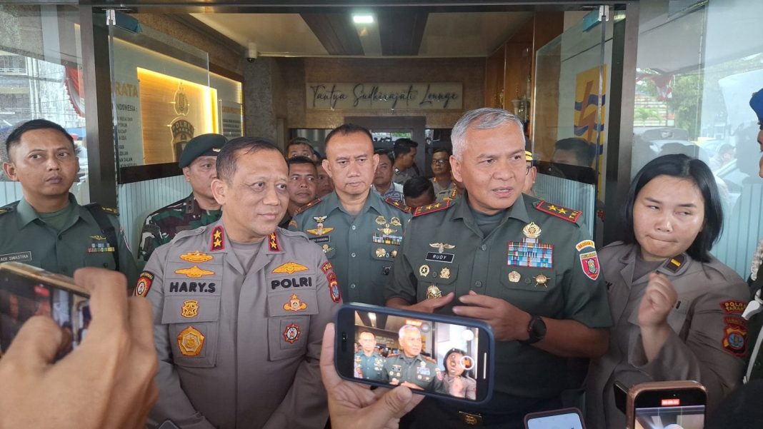 Kapolda Kaltara Irjen Pol Hary Sudwijanto dan Pangdam VI/Mulawarman Mayjen TNI Rudy Rachmat Nugraha menegaskan sinergi TNI-Polri tetap terjaga dalam konferensi pers di Mapolres Tarakan, Selasa (25/2/2025).