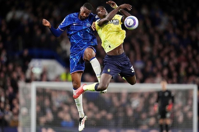 Duel Tosin Adarabioyo dan Paul Onuachu di laga Chelsea vs Southampton, Premier League 2024/2025.