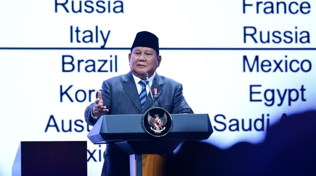 Presiden Republik Indonesia, Prabowo Subianto, menyampaikan pidato dalam penutupan Kongres VI Partai Demokrat di Grand Ballroom, The Ritz-Carlton, Jakarta, Selasa (25/2/2025).