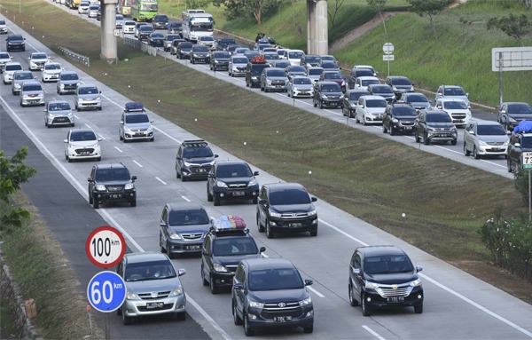 Kepadatan arus kendaraan di jalan tol.