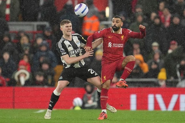 Mohamed Salah berduel dengan lawan di laga Liverpool vs Newcastle, Premier League 2024/2025.